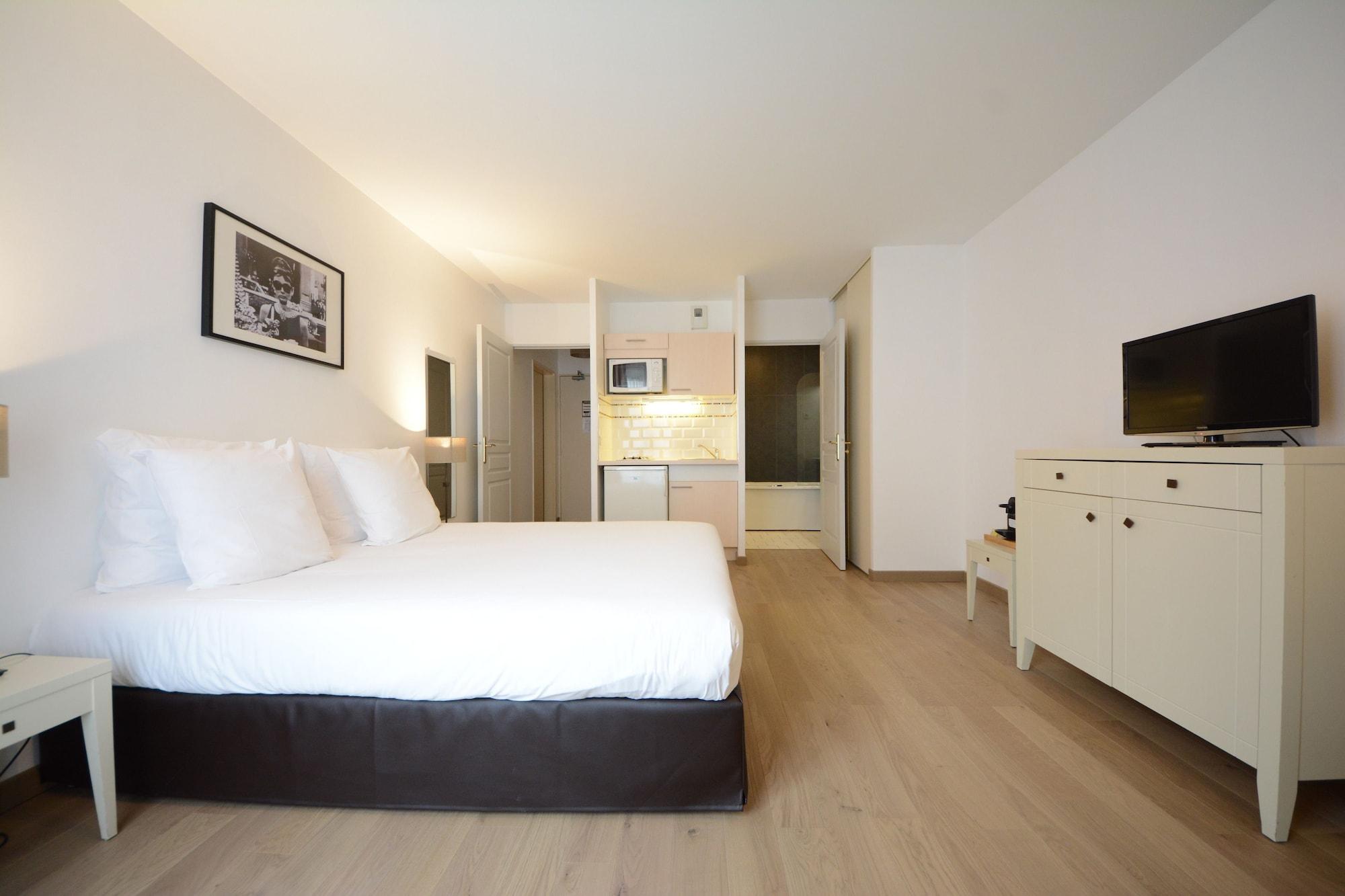 Hotel Cerise Шату Екстериор снимка