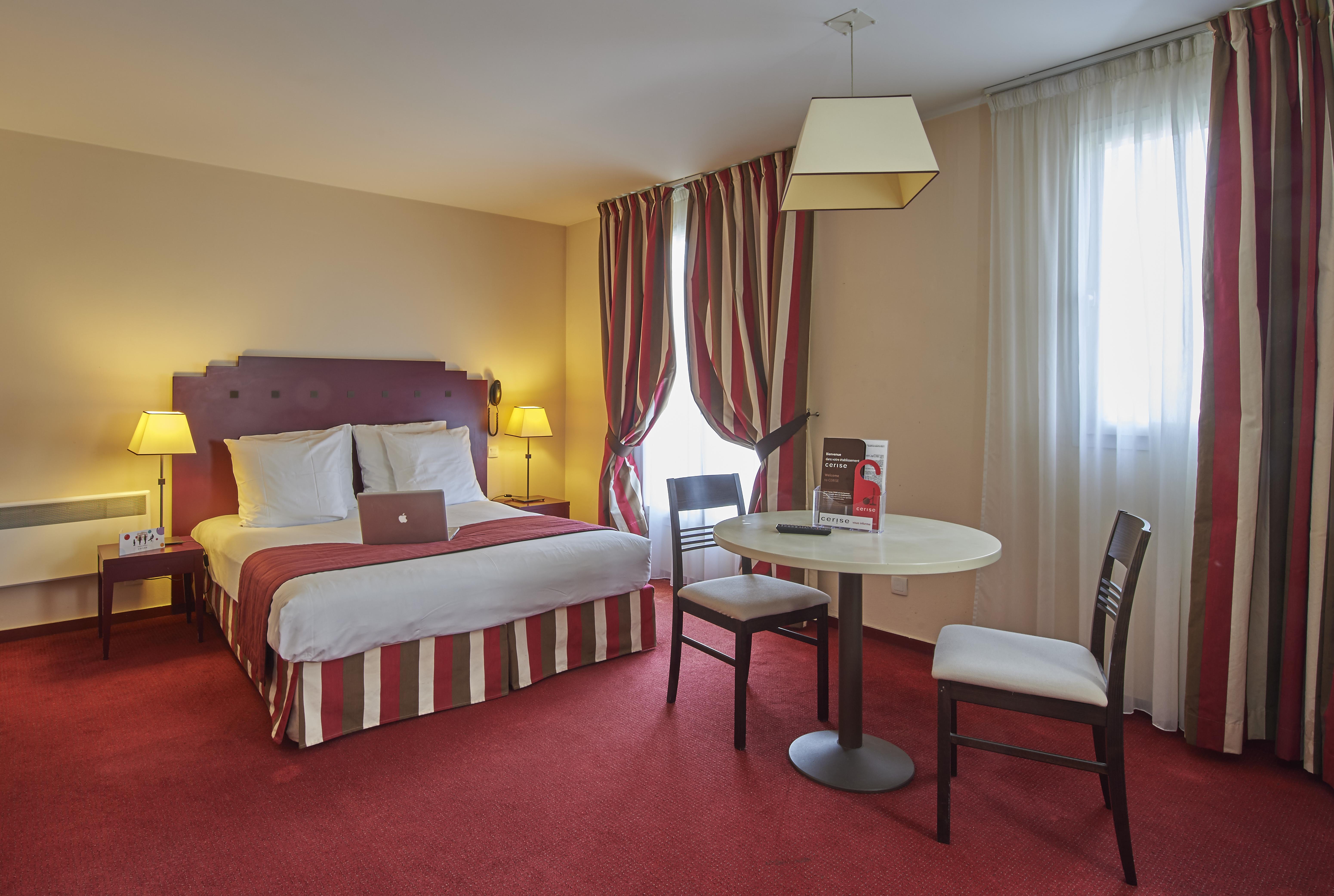 Hotel Cerise Шату Екстериор снимка