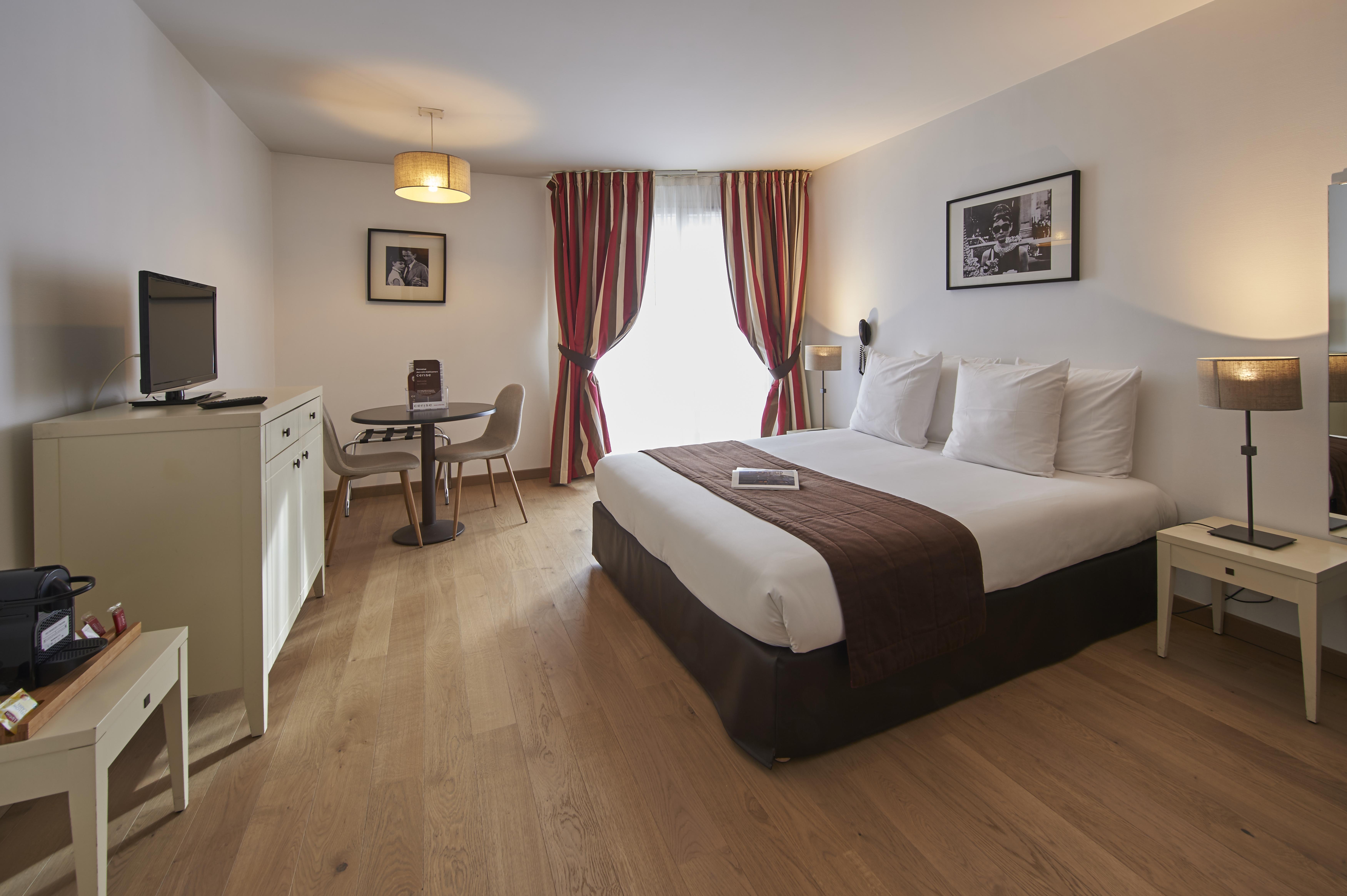 Hotel Cerise Шату Екстериор снимка