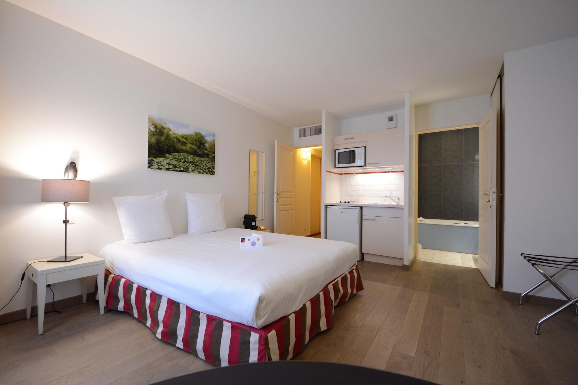 Hotel Cerise Шату Екстериор снимка