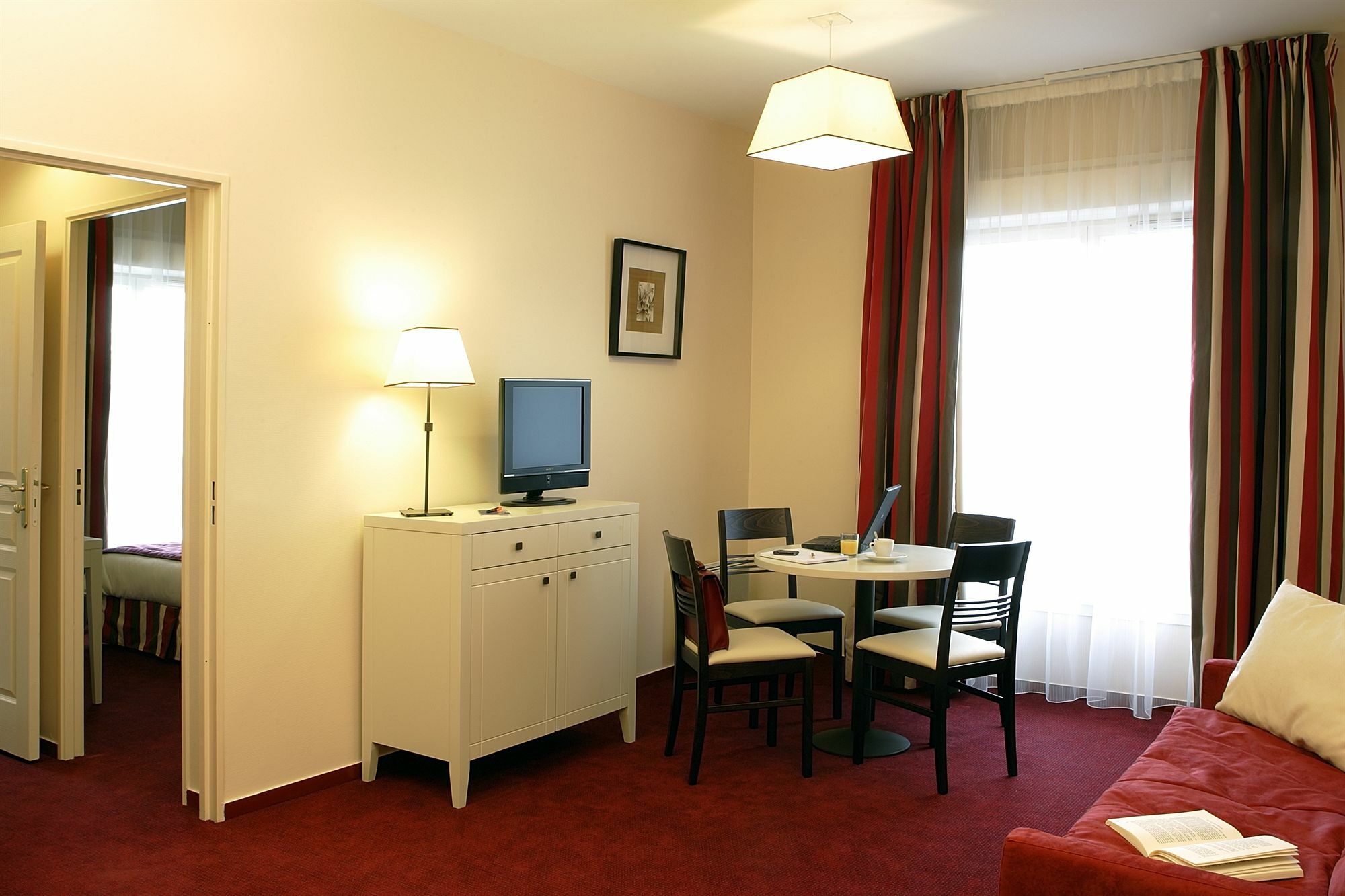 Hotel Cerise Шату Екстериор снимка