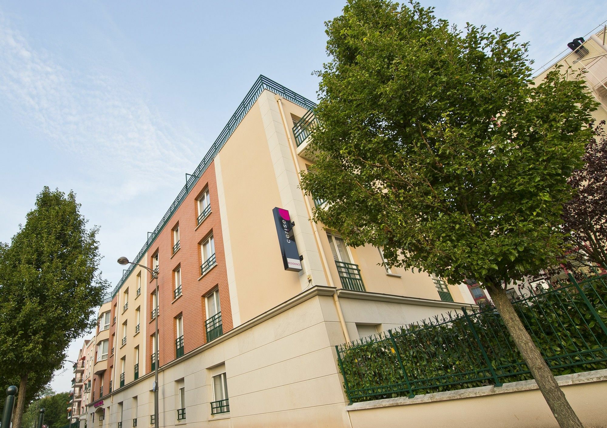 Hotel Cerise Шату Екстериор снимка