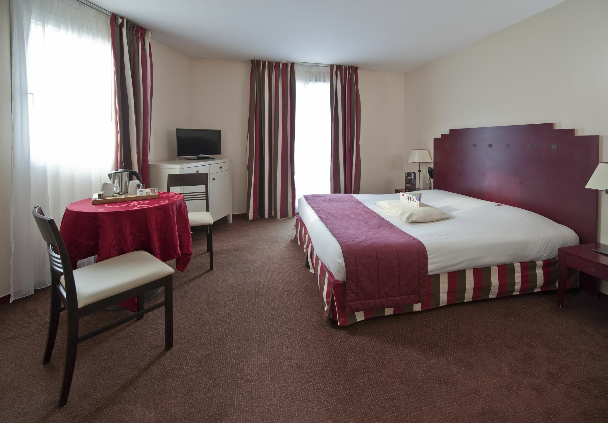 Hotel Cerise Шату Екстериор снимка