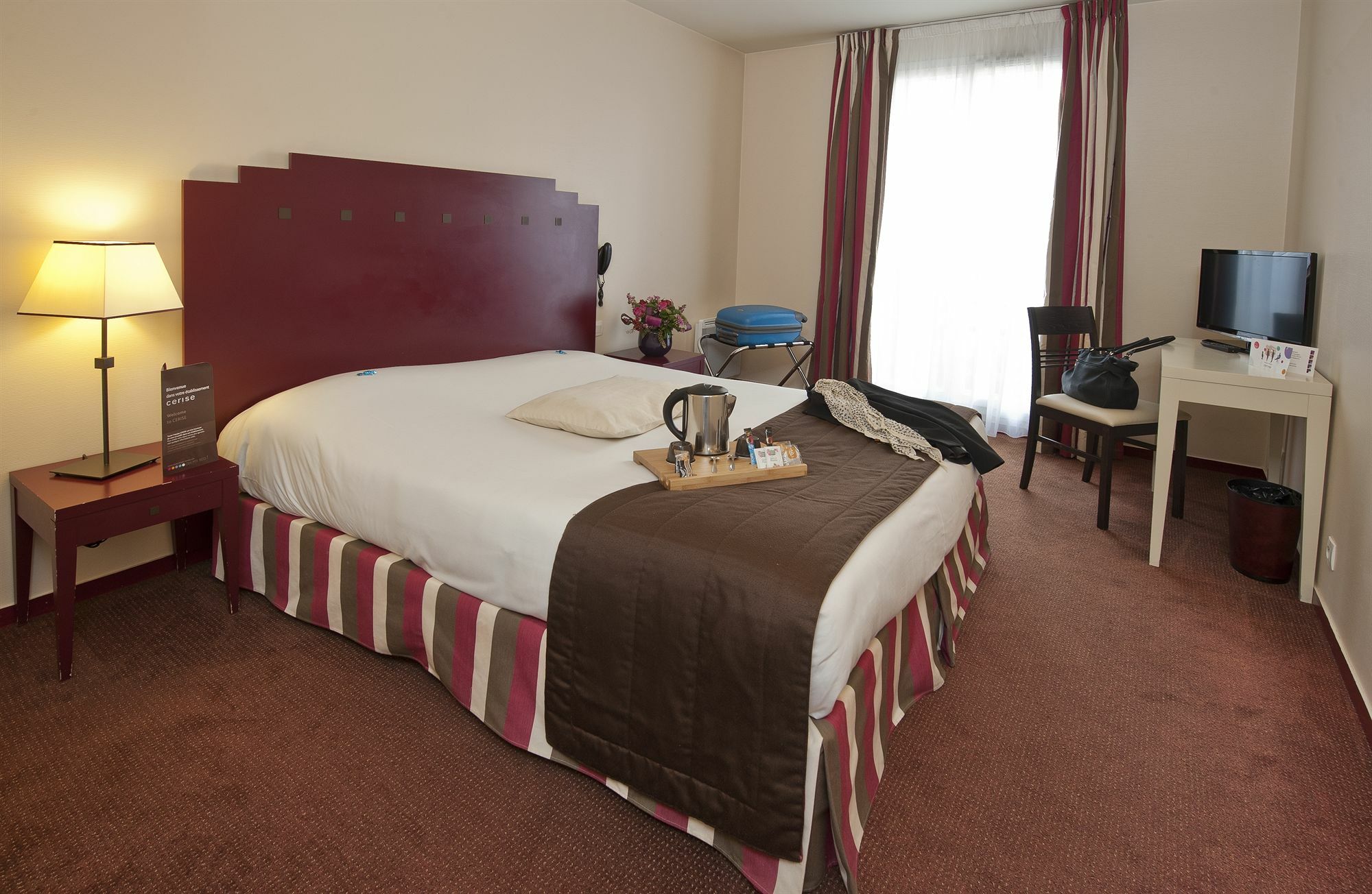 Hotel Cerise Шату Екстериор снимка